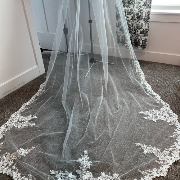 JJs House Accessories - Beautiful off-white veil
